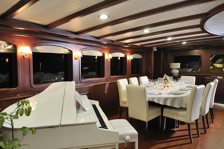 Sailing yacht REGINA - Salon with piano