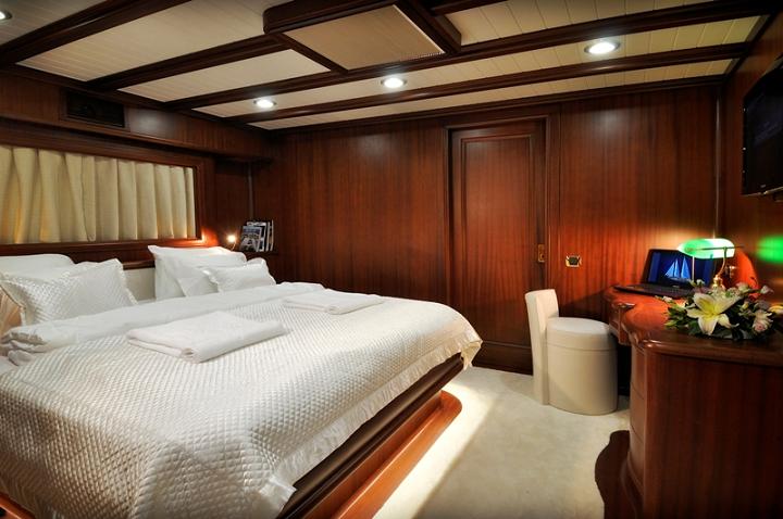 Sailing yacht REGINA - VIP 1 master cabin