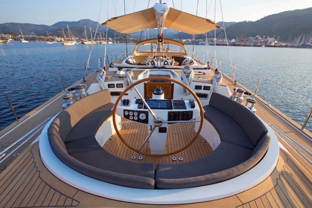 Sailing yacht SAVARONA - Helm and seating