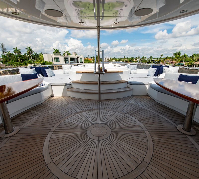 Sundeck Jacuzzi