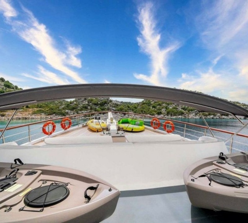Sundeck With Water Toys