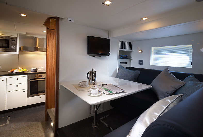 Sunseeker Predator 92 Sport - Crew Mess