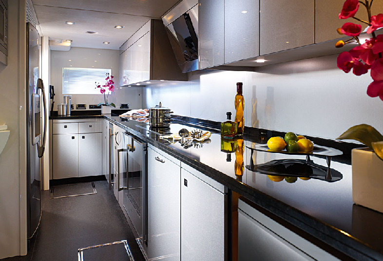 Sunseeker Predator 92 Sport - Galley
