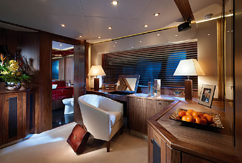 Sunseeker Predator 92 Sport - Owners Stateroom -