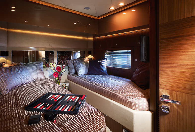 Sunseeker Predator 92 Sport Twin Guest Cabin