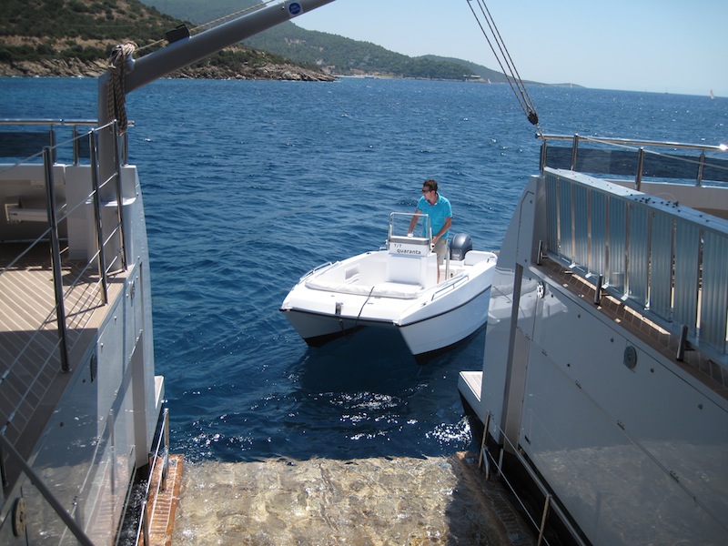 Tender lift platform - Motor Yacht QUARANTA