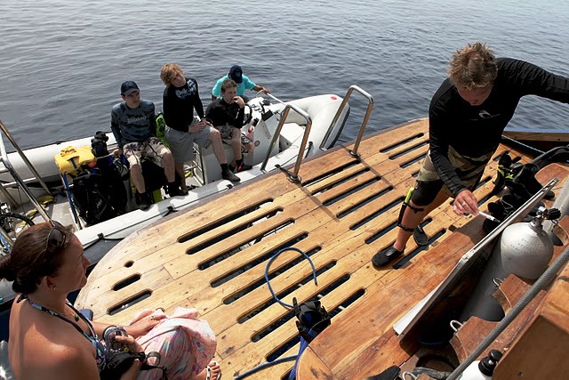 Tiger Blue - briefing on the dive deck