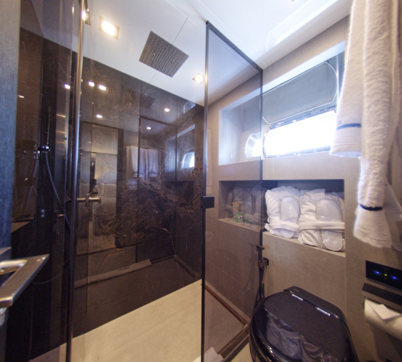 Twin Cabin 2 Bathroom