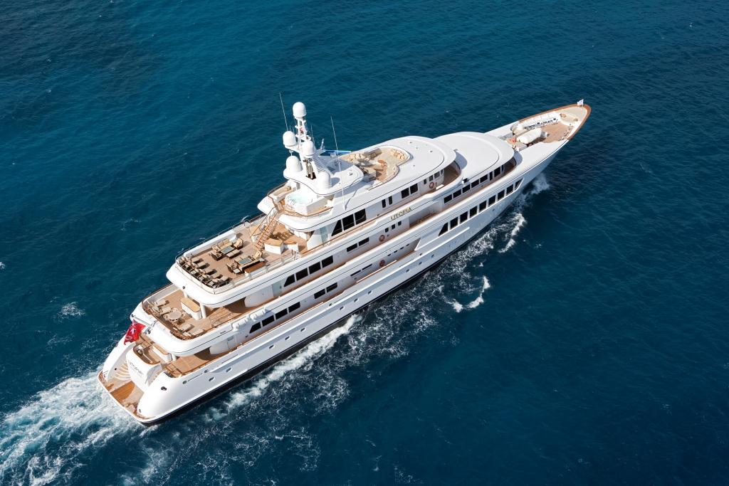 Utopia yacht - running