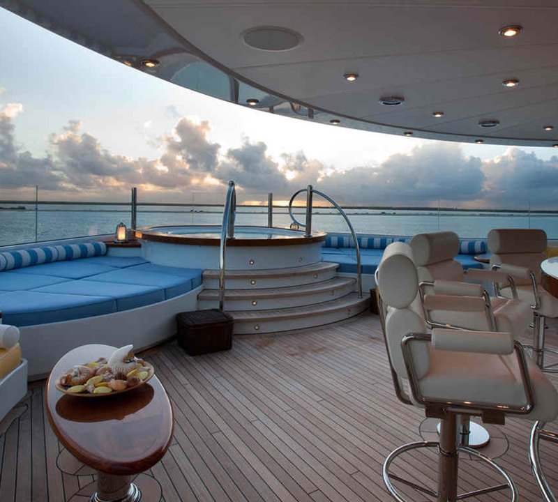Jacuzzi and bar