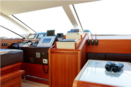 Yacht AMON -  Helm
