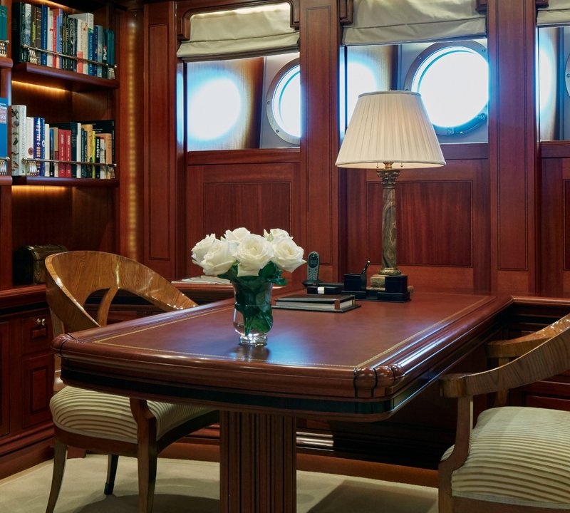 Yacht ATHENA - Desk