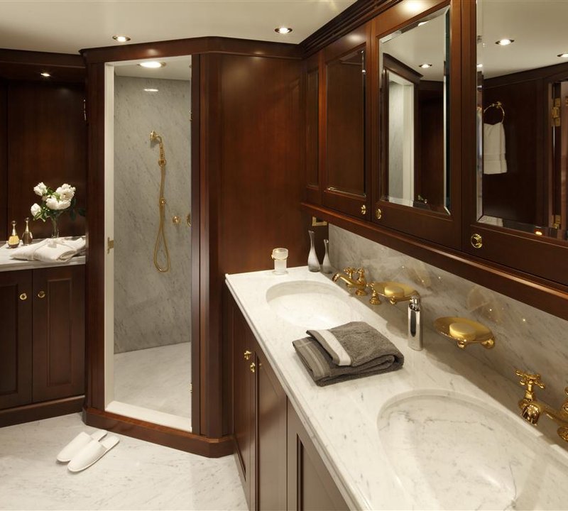 Yacht AXANTHA II - Master Cabin Bathroom