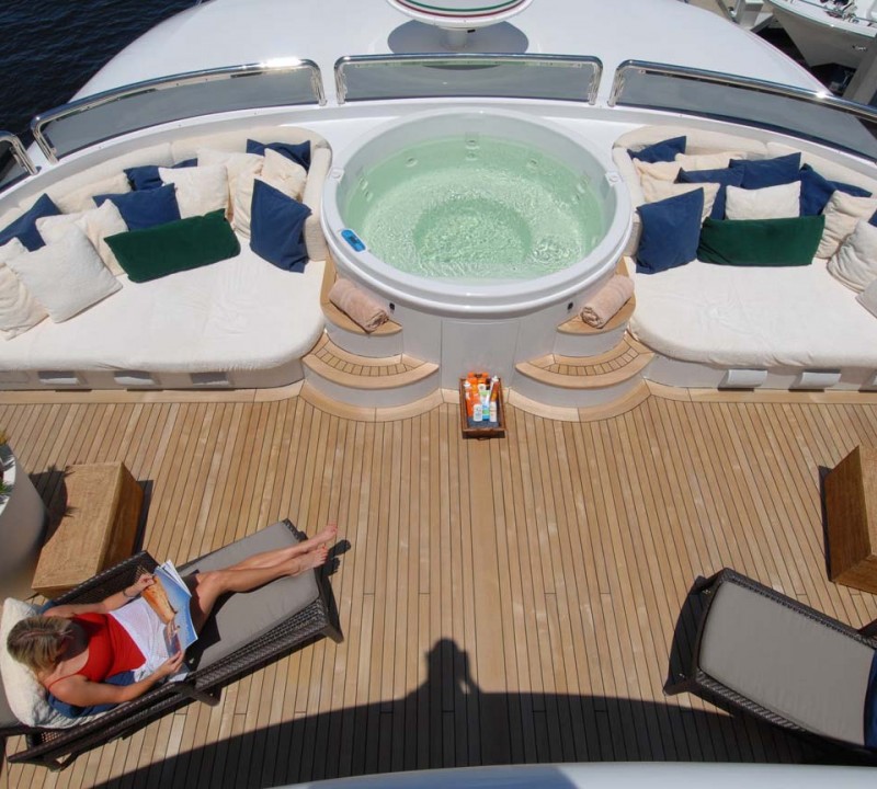 Yacht AZTECA II - Sundeck Spa Pool
