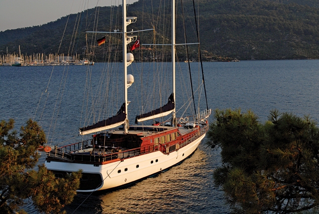 Yacht BLUE EYES - At Anchor