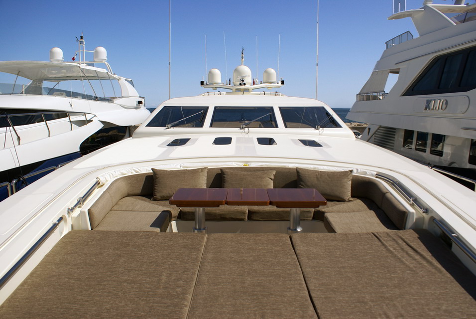 Yacht EOL B - Foredeck Sunpads