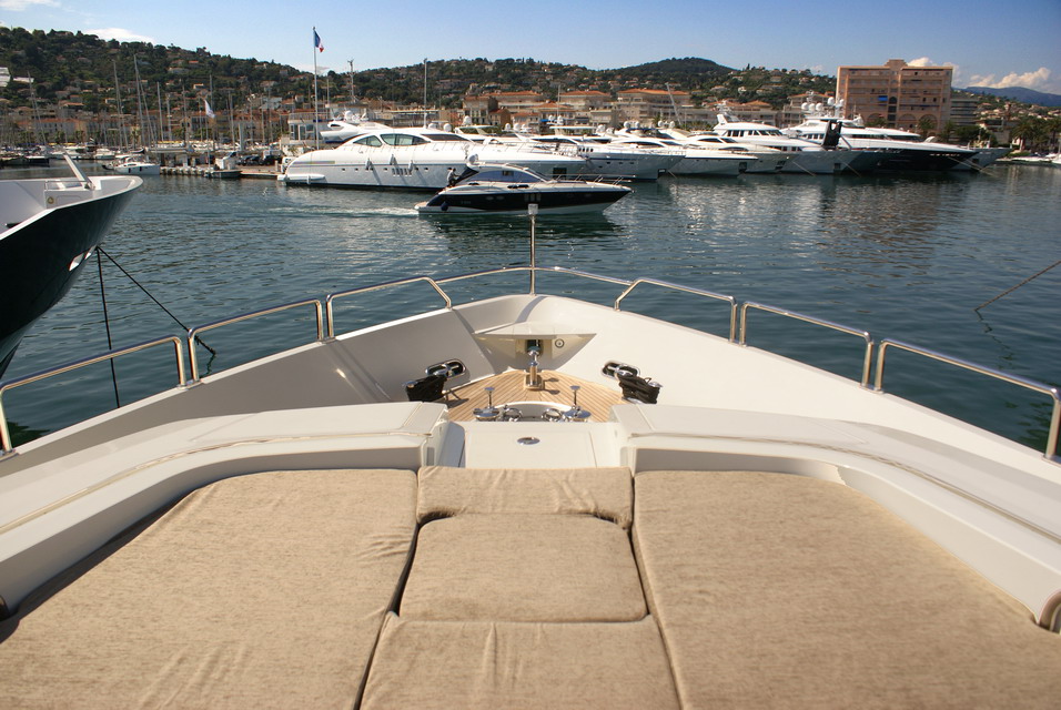 Yacht EOL B - Foredeck