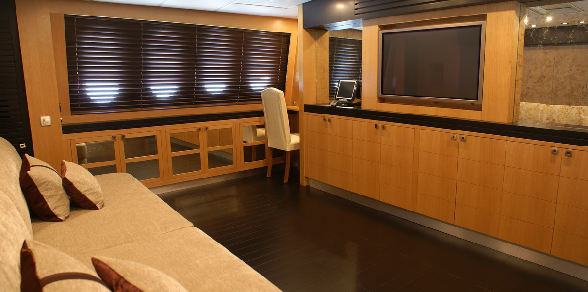 Yacht EOL B - TV Room
