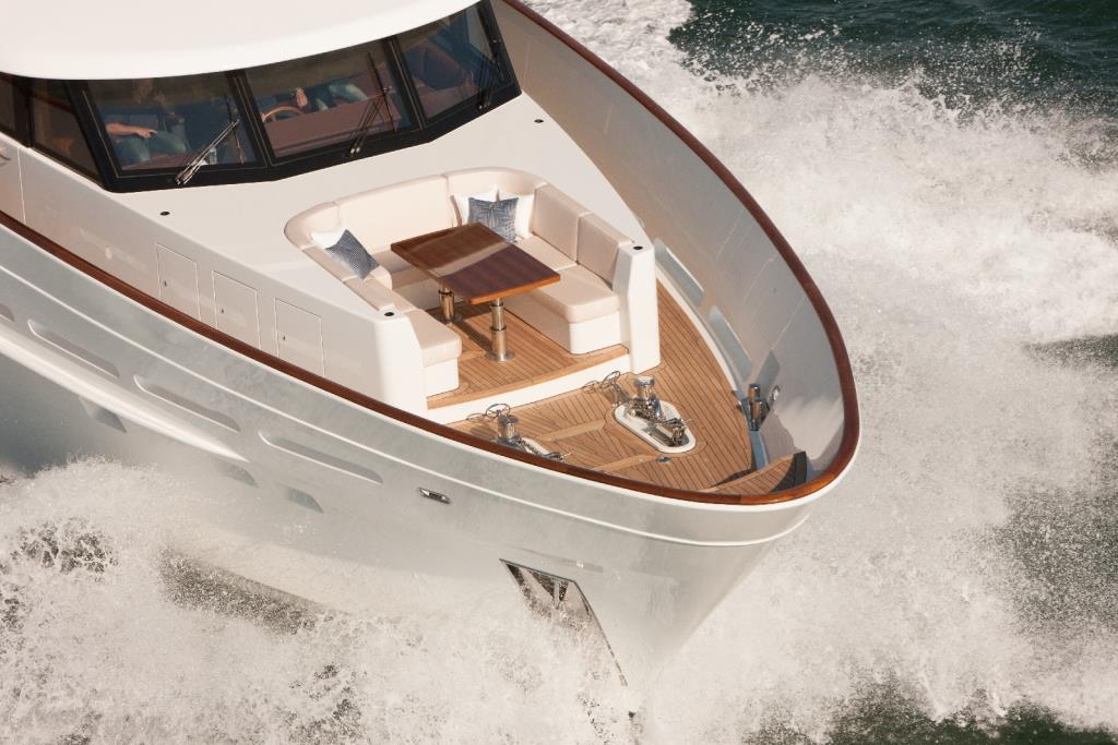 Yacht FIREFLY by Mulder- Bow