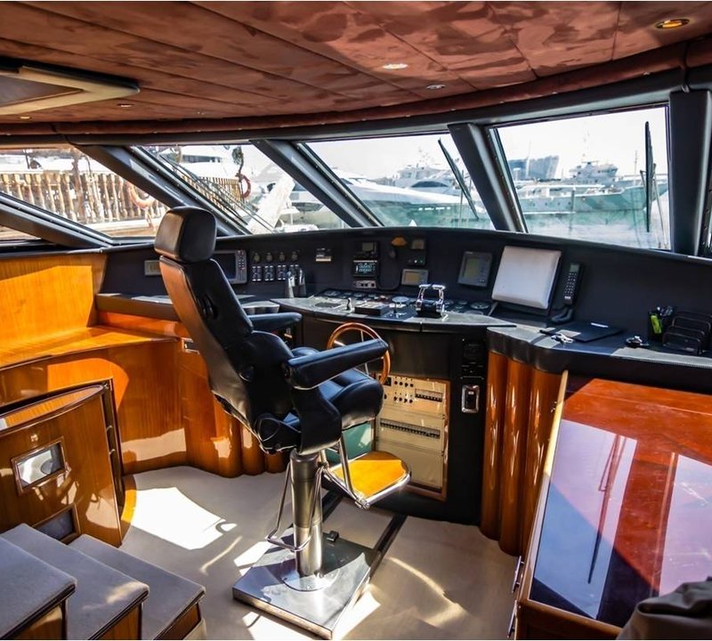 Yacht LOR - Bridge