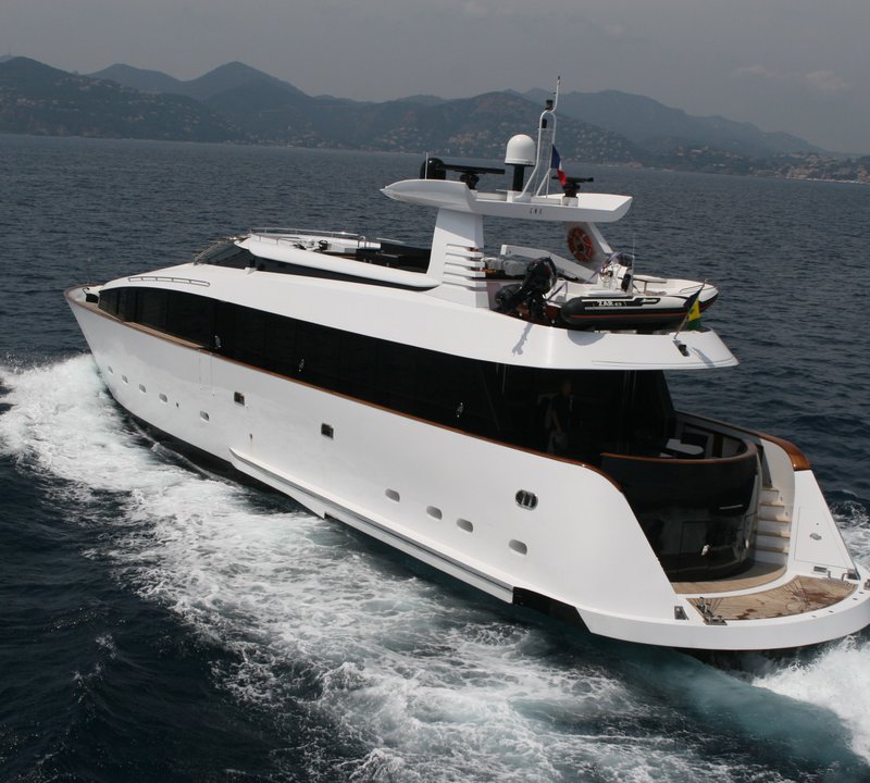 Yacht LOR - Underway