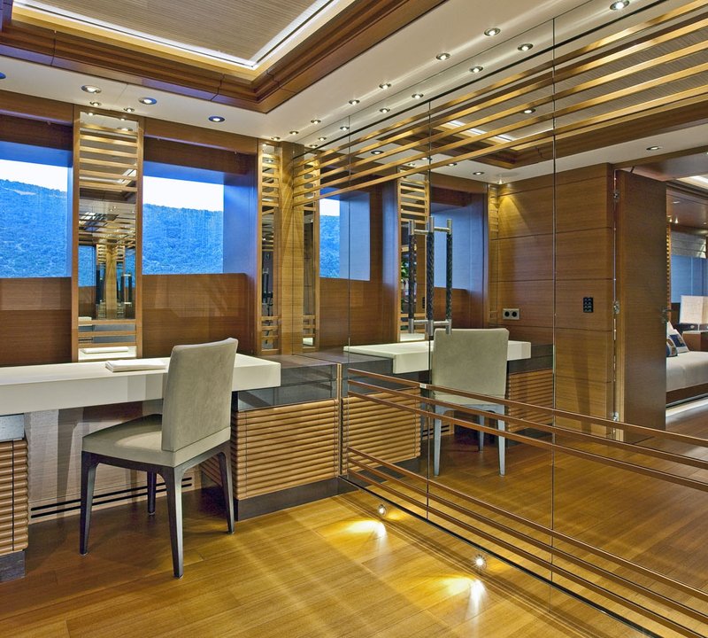Yacht MARY JEAN II By ISA - Master Desk