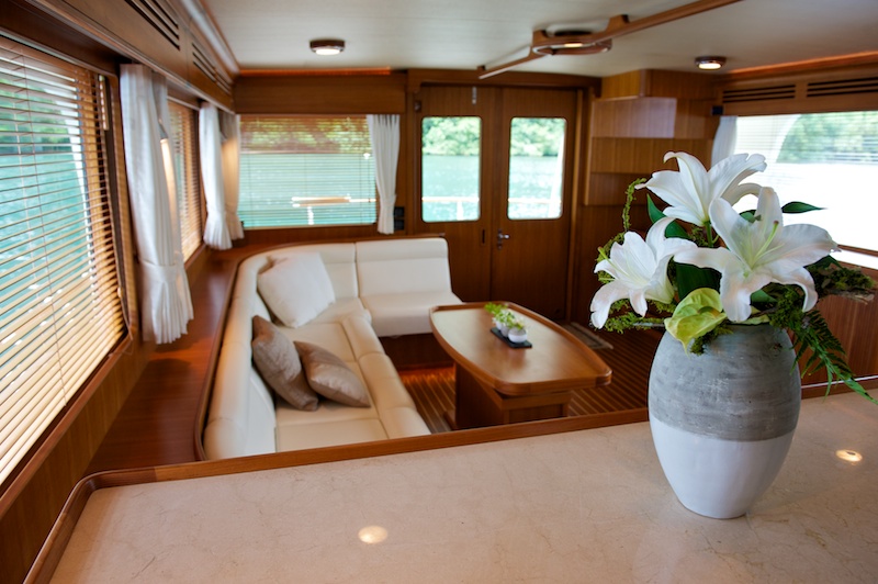 Yacht MISS KULANI -  Salon looking Aft