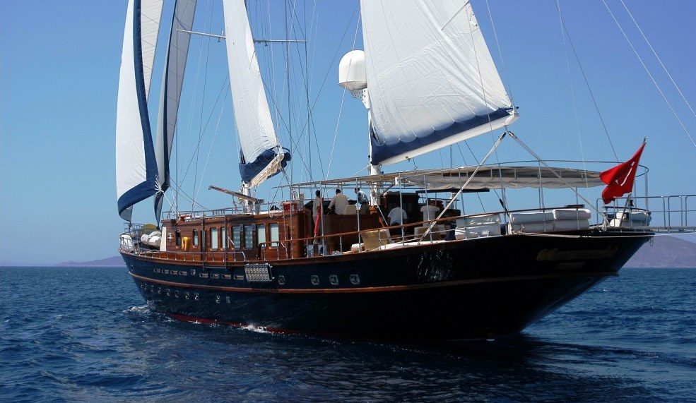Yacht SEA DREAM - Stern view