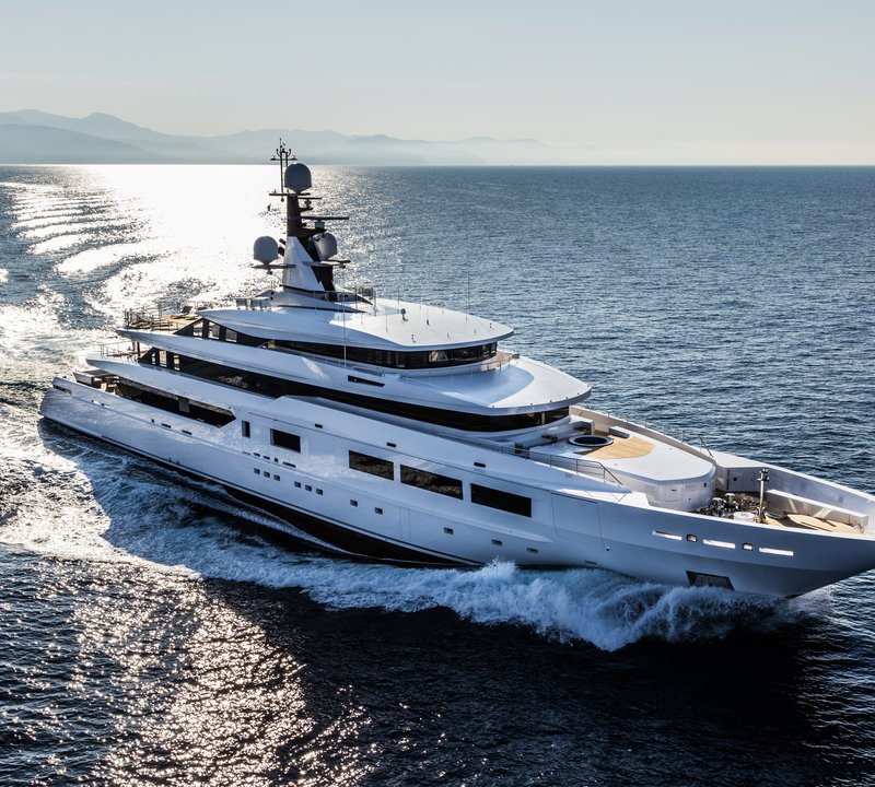 Yacht SUERTE - Profile Underway