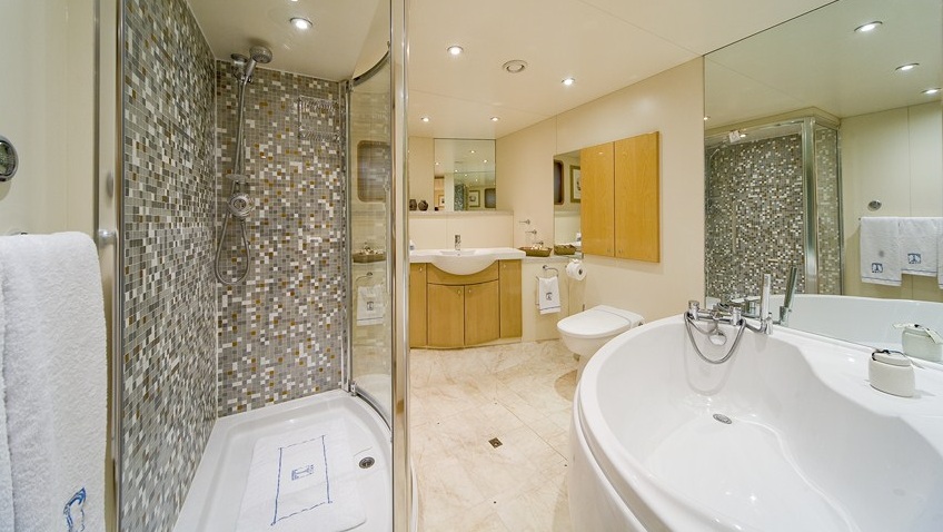 Yacht TITAN -  Guest Bathroom