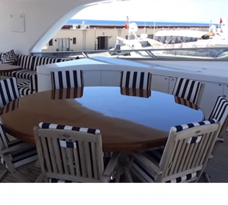 Alfresco Dining On Flybridgbe