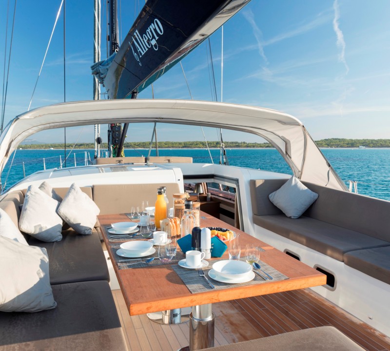 Cockpit dining