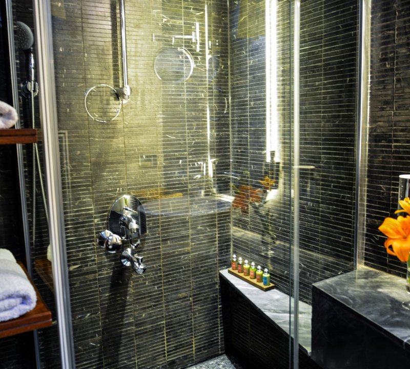 Double Cabin Bathroom 1