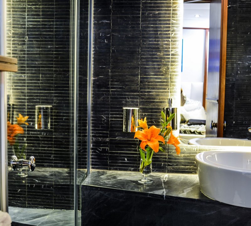 Double Cabin Bathroom 3