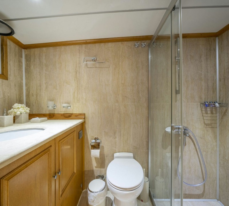 Double Cabin Guests - Ensuite Bathroom