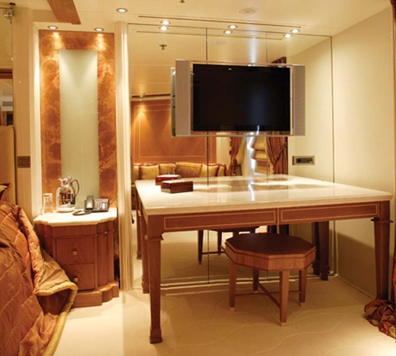 Double Cabin With Large Table And Tv