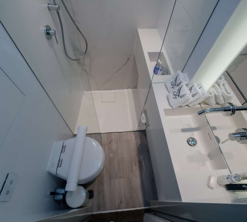 Double Guest Cabin Ensuite Bathroom