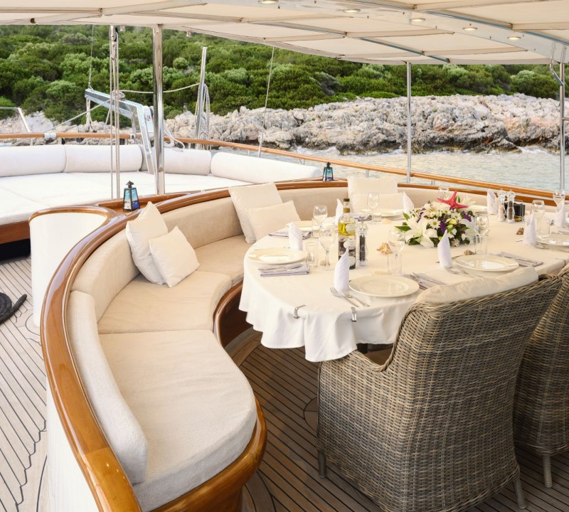 Elegant Dining Set Up Alfresco