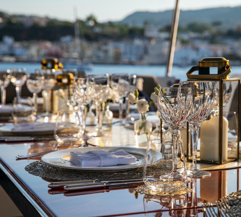 Exterior Dining  ©YachtShot