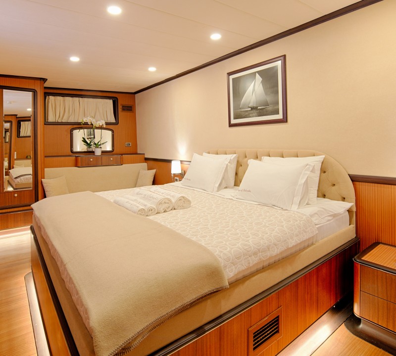 Fore Master Cabin