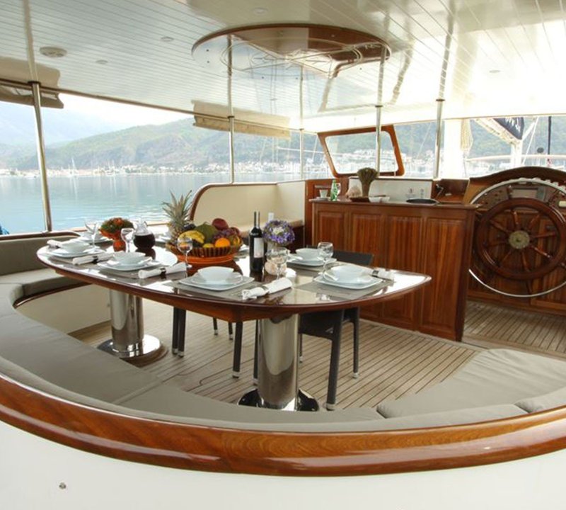 Aft deck alfresco dining