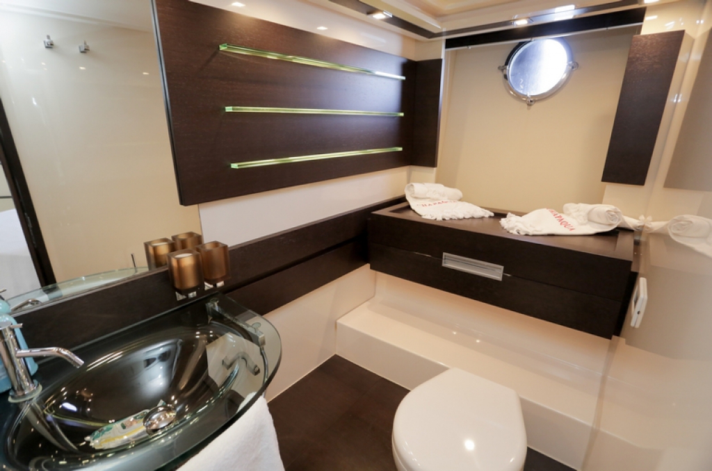 Main Cabin - Bathroom