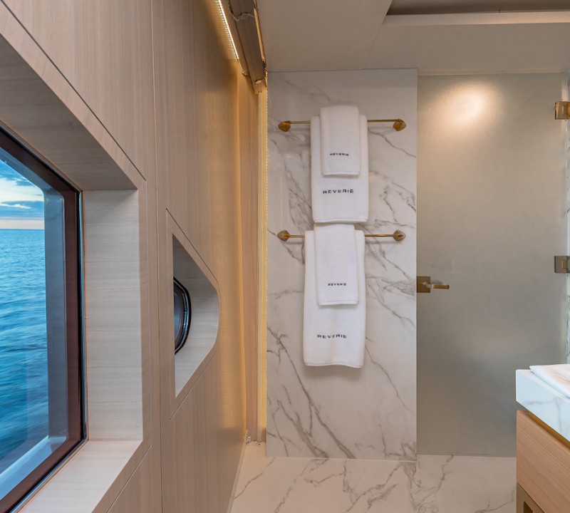 Main Deck Guest Suite Bathroom