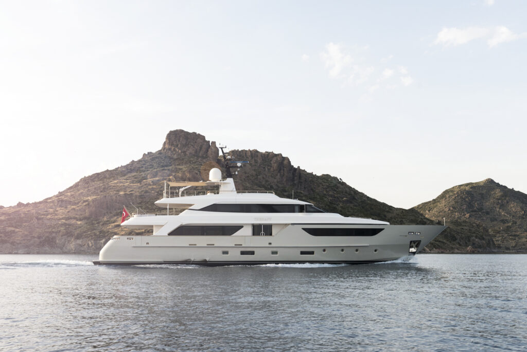 Motor Yacht THERAPY