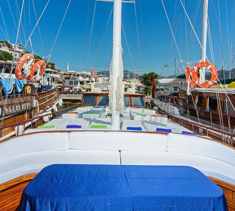 Foredeck and seating