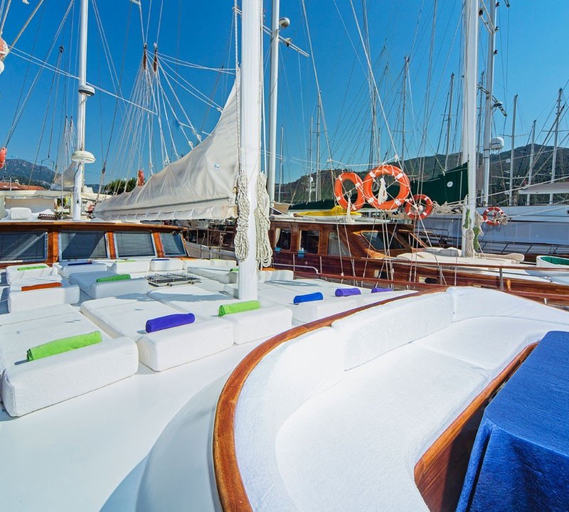 Sunpads on the foredeck