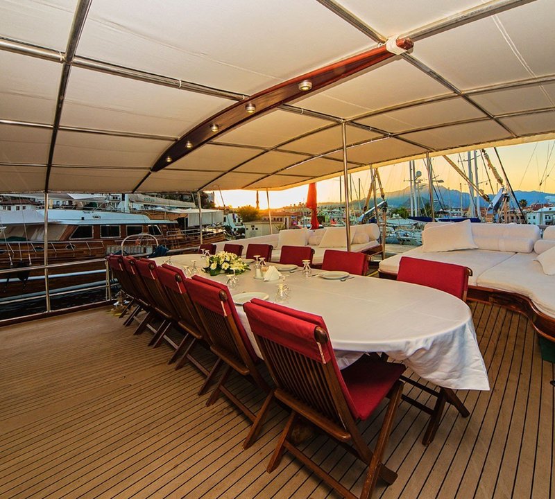 Alfresco dining aft deck