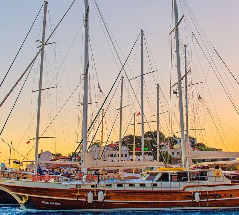 Perla Del Mar - Moored