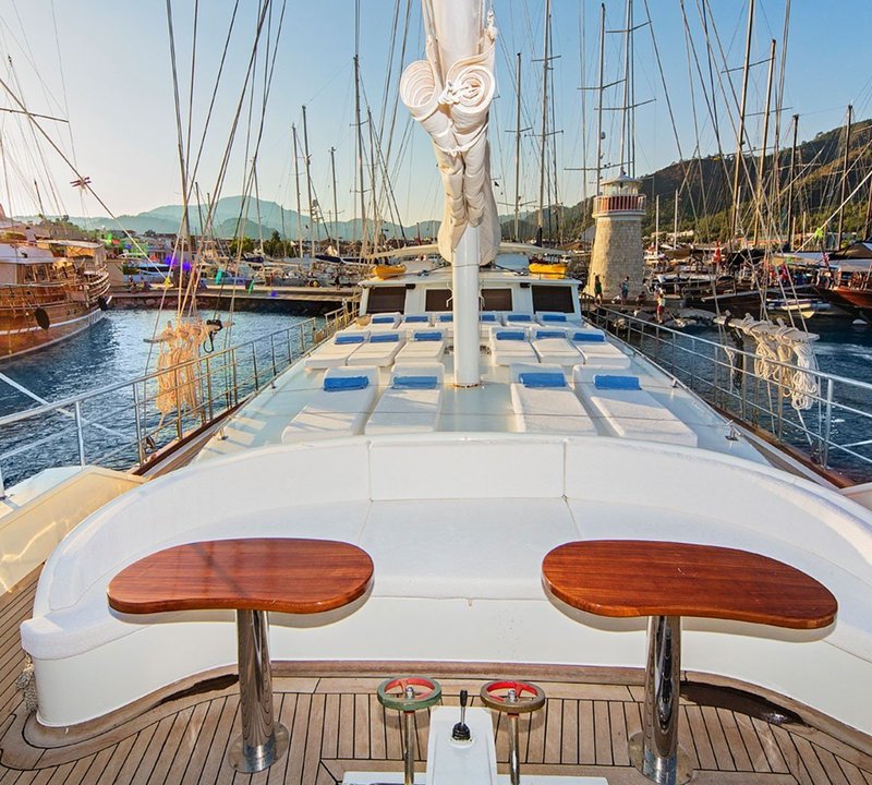 Foredeck seating and tables