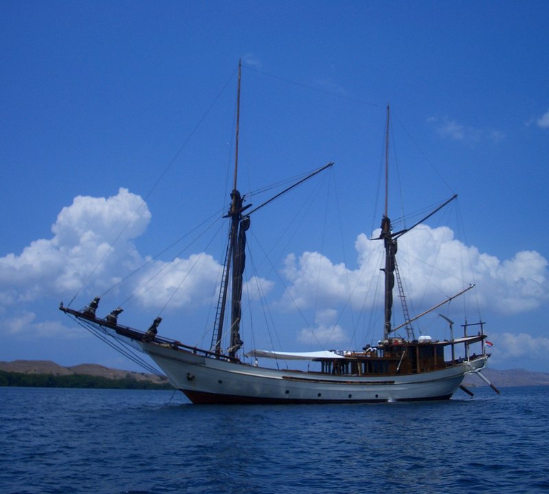 Phinisi_silolona_profile